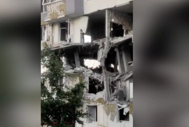 В Буче прямо на глазах начал рассыпаться дом, в который попали россияне (видео)