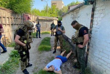 Військова амуніція і продукти: у Києві псевдоволонтер продавав гуманітарну допомогу