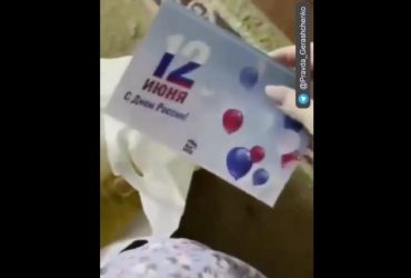 Привітали зі святом: вдові окупанта подарували вівсянку та цукор (відео)