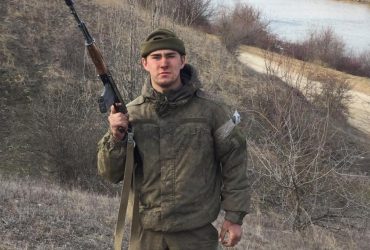 У Росії мати поховала сина-контрактника, який нібито напився солярки і помер в Україні (фото, відео)