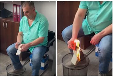 Бути росіянином соромно: майор поліції РФ спалив військовий квиток (відео)