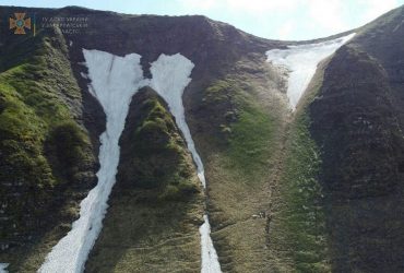 В Карпатах мужчина упал с 80-метровой высоты и чудом не погиб (фото)