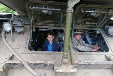 10-річний хлопчик з Хмельниччини заощадив 300 доларів і придбав зарядний пристрій для ЗСУ