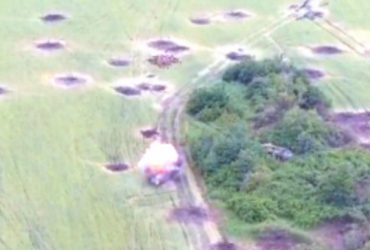 Українські десантники ефектно знищили російський бронетранспортер (відео)