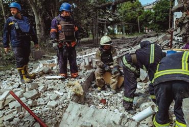 Після ударів по Лисичанську рятувальники знайшли тіла  вже чотирьох загиблих (фото, відео)