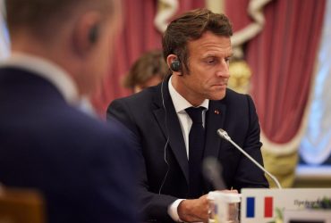 Зеленский заявил, что Макрон зря тратит время на диалог с Путиным