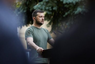Зеленский: Враг достал из своих запасов все вооружение, чтобы бить по Луганщине и Донетчине