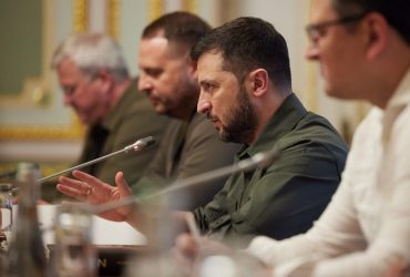 На Донбасі тривають наджорстокі бої, українська армія тримається - Зеленський