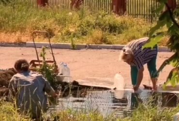 Оккупанты вновь опозорились: мариупольцы набирают воду из луж, которые образуются от прорывов (видео)