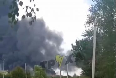 На Харківщині росіяни обстріляли газопереробне підприємство, виникла масштабна пожежа