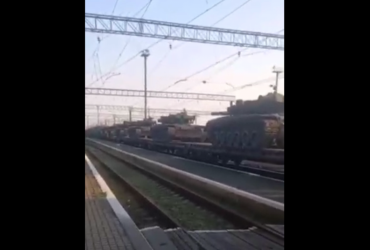 В сети показали крупный эшелон российских танков, прибывший на Донбасс (видео)