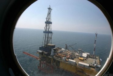 Вышки Бойко до сих пор горят: огонь перебросился к скважине