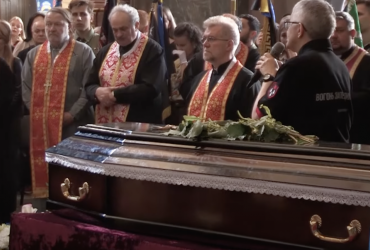 Мати українського бійця заспівала колискову біля його труни й довела мережу до сліз (відео)