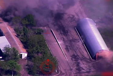 Украинские артиллеристы обнаружили и уничтожили бронированную технику россиян в ангаре (видео)