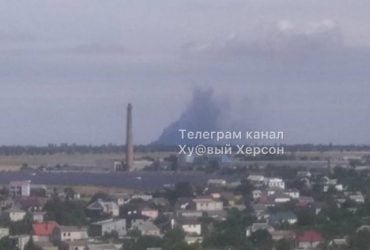 Горит склад боеприпасов оккупантов под Херсоном - соцсети (фото, видео)