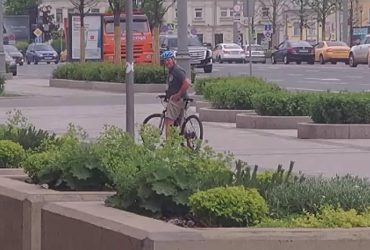 Военный США в Москве во время прогулки показал средний палец букве Z: Захарова отреагировала (фото)