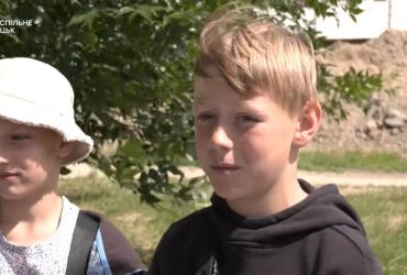 У Луцьку п'ятникласники продавали черешню, щоб зібрати на Байрактар (відео)