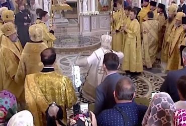 Миттєва карма: глава РПЦ Кирило гепнувся під час літургії в Новоросійську