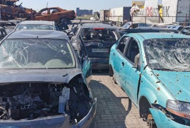 Оккупанты превратили рынок Азовский в Мариуполе в автокладбище (фото)