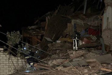 Окупанти знову випустили ракети по житлових будинках у Харкові: у будівлях заблоковані люди