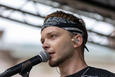 Геть з України: нова пісня переможця Голосу країни-11 Лазановського б'є рекорди