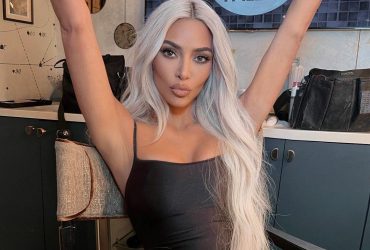 Похудевшая Ким Кардашьян засветила сочную грудь в топе (фото)