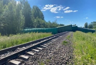 В России с рельсов сошел поезд с боеприпасами (фото)