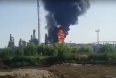Журналісти розповіли, як невідомі дрони атакують російські НПЗ (відео)