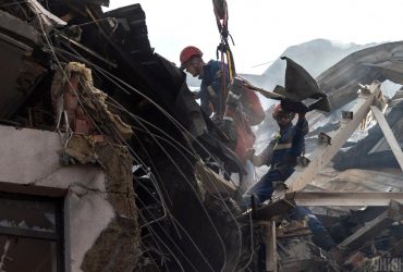 У результаті атаки дронами у Києві стався вибух в житловому будинку: під завалами люди