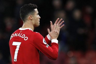 14-річний школяр з Івано-Франківська продав футболку з автографом Роналду заради ЗСУ: форвард МЮ відреагував