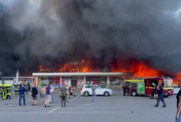 Ми живі!: з'явилося відео, як люди намагаються врятуватися з палаючого ТЦ у Кременчуці