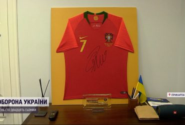 Футболка з підписом Роналду за 70 тисяч: юний волонтер влаштував аукціон, аби допомогти ЗСУ