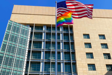 Посольство США в Москві вивісило райдужний прапор на площі ДНР (фото)