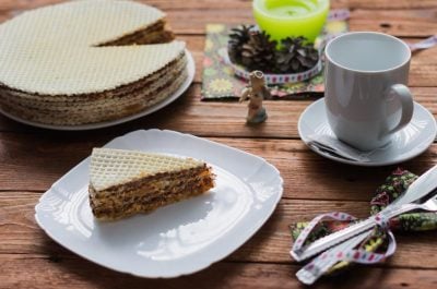 торт из вафельных коржей со сгущенкой и сметаной рецепт | Дзен