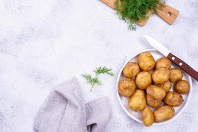 Как почистить молодую картошку: 5 очень быстрых способов
