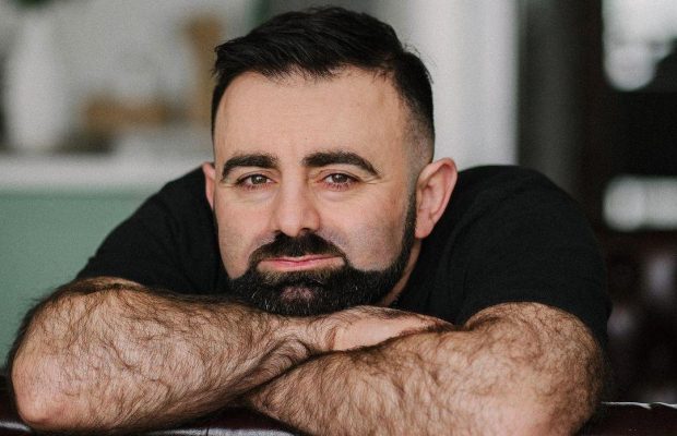 Зірка "Скаженого весілля" розповів, як обстріляли його ЖК з "Градів" (відео)