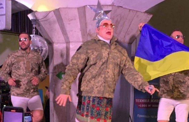 Данилко в образе Сердючки в военной форме спел в метро для военных (видео)