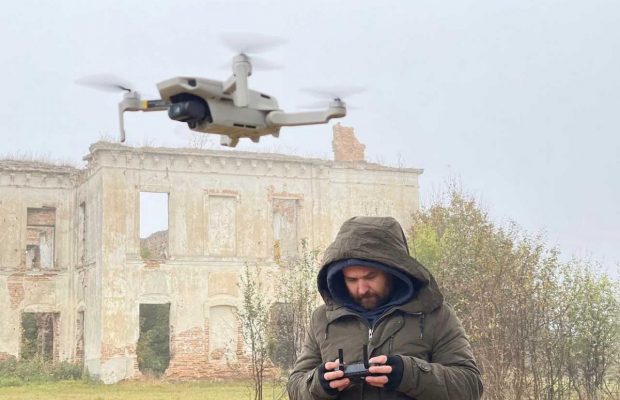 Солдаты стреляли в аквариум и вода выливалась из него вместе с рыбами: В документальном цикле "Українські палаци. Золота доба" рассказали об украинском дворце, оказавшемся в оккупации на юге страны