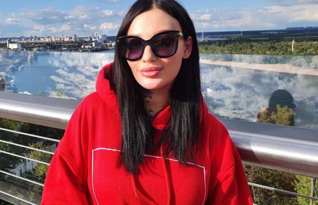 Украинская актриса фильмов 18+ Адель Асанти резко ответила Лоле Тейлор: "Сядь Путину на лицо"