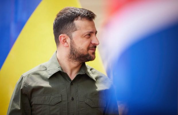 Изменения в окружении, больше оружия и снятие ограничений: таролог сделал прогноз на август для Зеленского