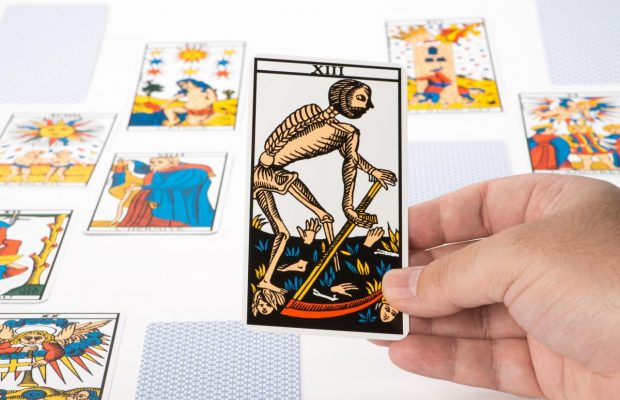 Водолеям - денег море, Близнецам - большое горе: гороскоп по картам Таро на 25 декабря