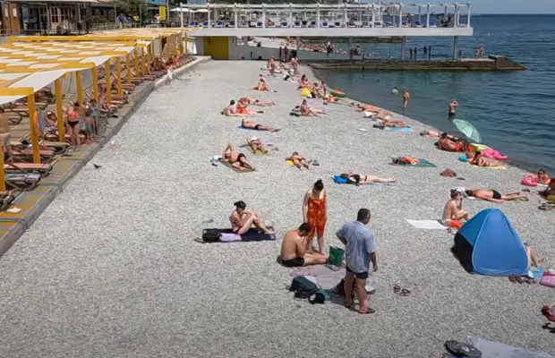 Удар по Крымскому мосту и заоблачные цены: СМИ объяснили, почему пляжи в Крыму пустые (фото)