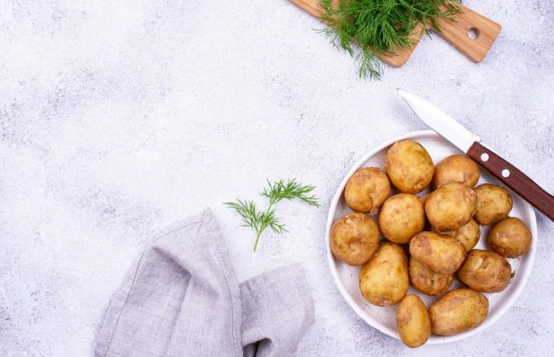 Как почистить молодую картошку: 5 очень быстрых способов
