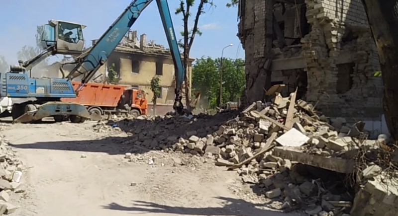 В Мариуполе продолжаются стихийные захоронения \ скриншот с видео В Мариуполе продолжаются стихийные захоронения \ скриншот с видео