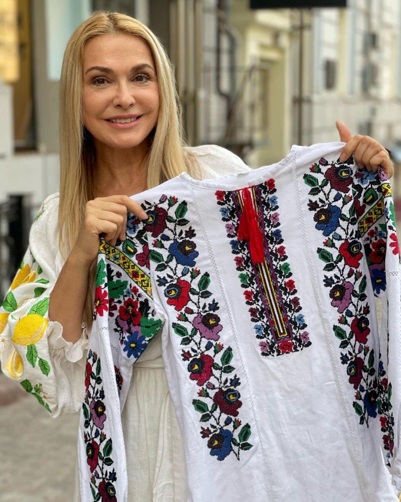 Сумская выставила на аукцион вышиванку / Фото - instagram.com
