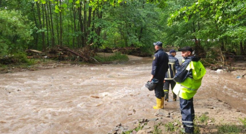 Смертоносна злива: на Тернопільщині авто знесло у річку, загинули хлопець та дві дівчини (фото)