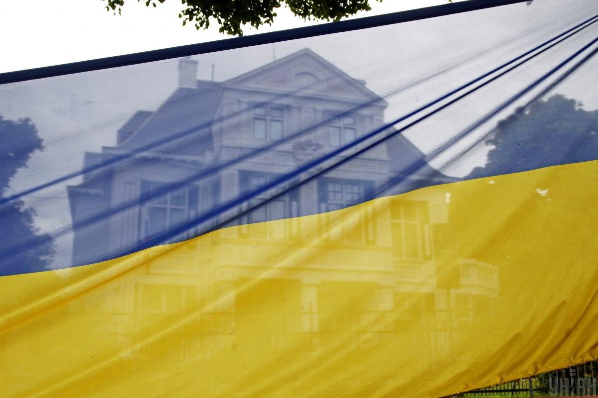 Украинский флаг напротив посольства России в Гааге / фото УНИАН (Виктор Ковальчук)