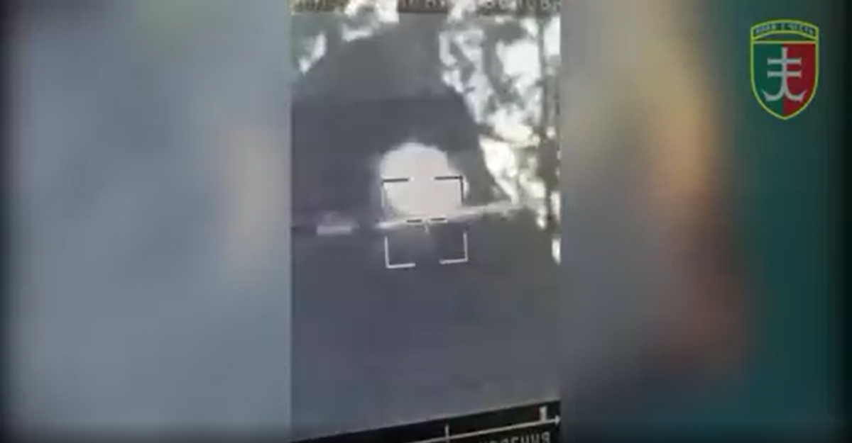 Бойцы 35 ОМБр из "Стугны" уничтожили танк оккупантов на Херсонщине / Скриншот Бойцы 35 ОМБр из "Стугны" уничтожили танк оккупантов на Херсонщине / Скриншот