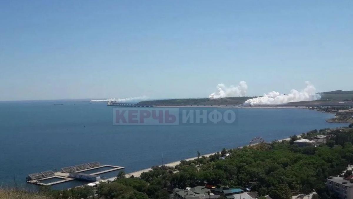 Над Крымским мостом появились клубы дыма (фото, видео) Над Крымским мостом появились клубы дыма (фото, видео)
