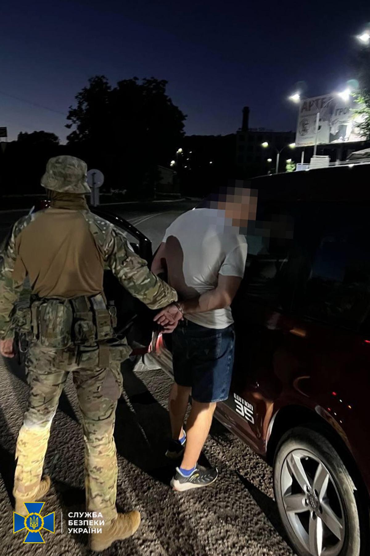 Предателя задержали с поличным \ фото СБУ Предателя задержали с поличным \ фото СБУ